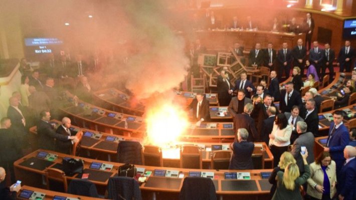 Opoziția din Albania a pornit un incendiu în parlament pentru a bloca dezbaterea bugetului