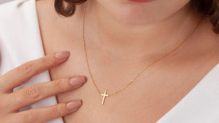 CJUE: Instituțiile publice pot cere angajaţilor să nu poarte simboluri religioase