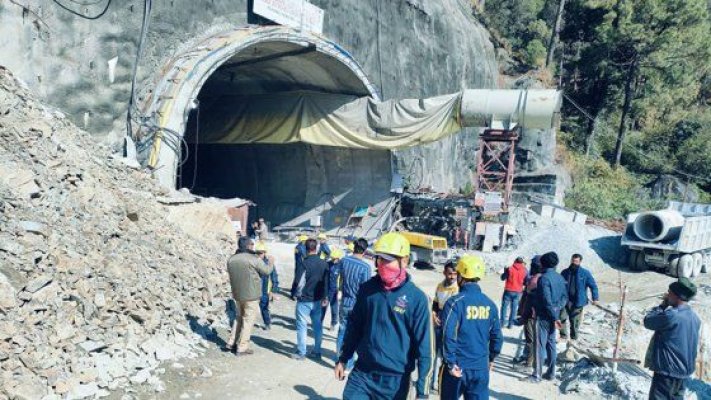 India: O nouă metodă, explorată pentru salvarea a 41 de muncitori rămaşi blocaţi într-un tunel prăbuşit