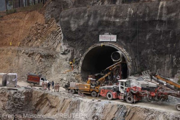 India: Operaţiune de îndepărtare manuală a resturilor pentru salvarea celor 41 de muncitori blocaţi de 16 zile într-un tunel