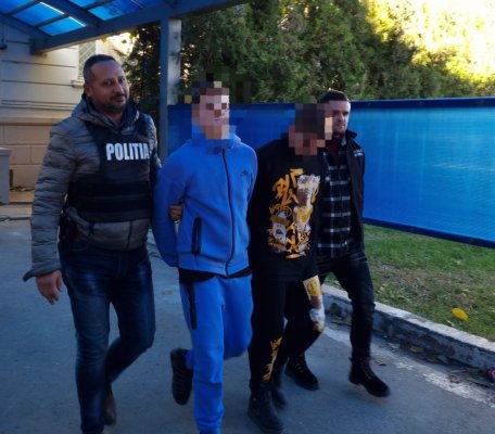 Arestați, după ce i-au furat un telefon mobil unui bărbat