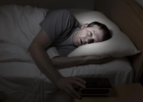 Amorțeală și durere în braț pe timpul nopții – cât de periculos este acest simptom neobișnuit