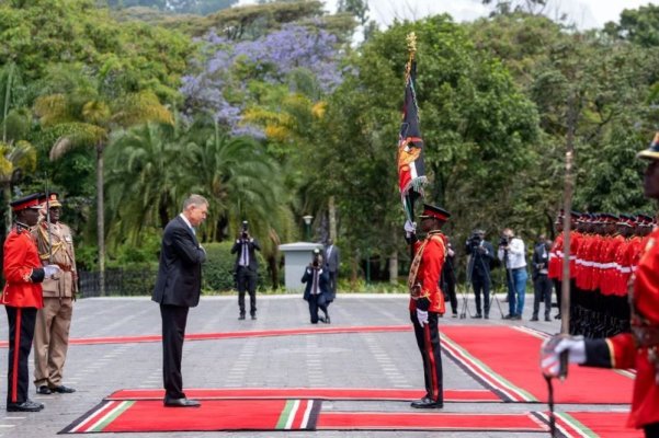 Imnul României, făcut praf de fanfara din Kenya, la vizita lui Klaus Iohannis. Video