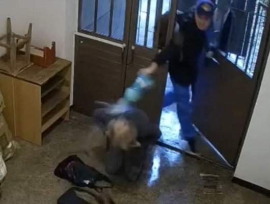 Șocant! Femeie incendiată în scara blocului; criminalul a fost prins