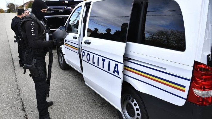 Polițiștii și mascații au salvat un om care urma să sară în aer, în timp ce mergeau spre altă urgență