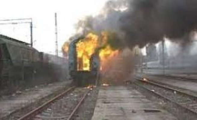 Locomotivă, în flăcări, 40 de călători s-au autoevacuat și au reușit să se salveze