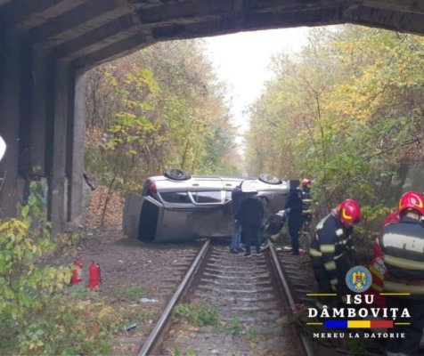 Accident spectaculos pe DN 72: Un autoturism a ajuns pe calea ferată, după ce a căzut de pe un pod