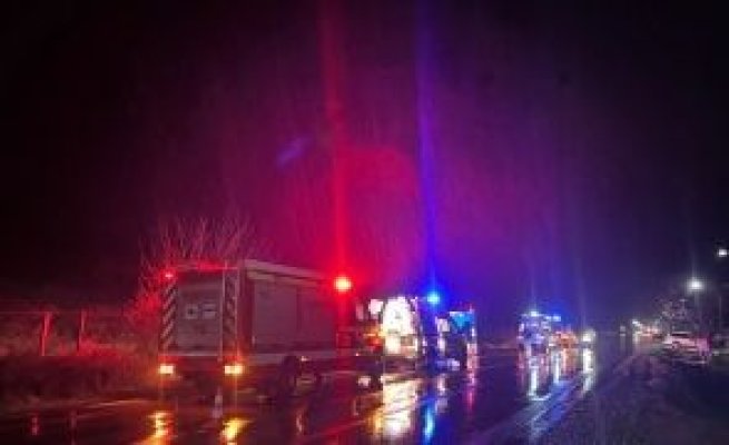 Autocar răsturnat pe DN85 - Șapte persoane au fost implicate, printre care și doi copii