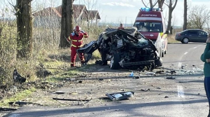 Doi tineri au murit într-un accident cumplit, după ce un șofer de 20 de ani a intrat cu mașina în copac