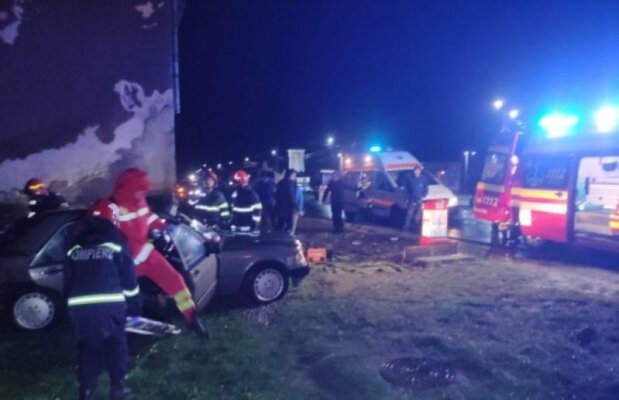 Impact devastator! Părinții au murit, fata lor de 14 ani e în stare gravă la spital, după un accident teribil