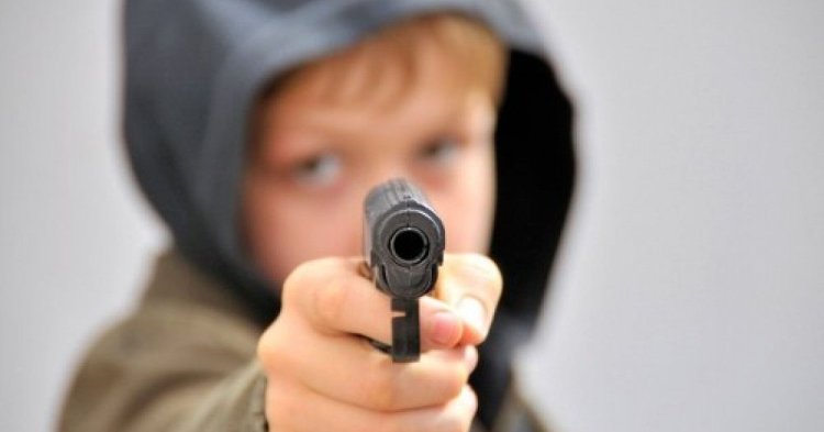 Dosar penal pentru un minor de 14 ani care a ameninţat un şofer cu pistolul pe stradă