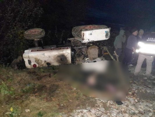 Un bărbat a murit, strivit de tractorul cu care transporta lemne