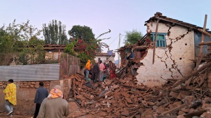 Cel puțin 128 de morți în urma cutremurului din Nepal, acolo unde se află și cântăreața Delia cu soțul ei