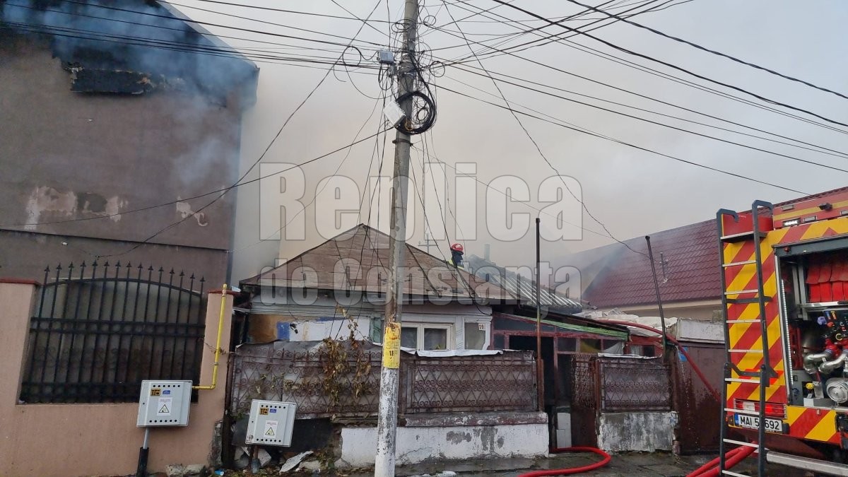Incendiu violent la o casa, in cartierul Palas! S-a extins si la casa vecina! Video 