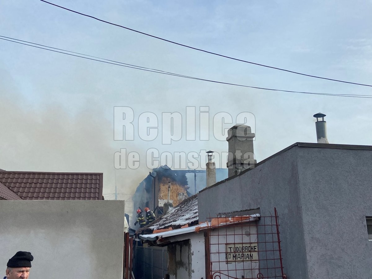Incendiu violent la o casa, in cartierul Palas! S-a extins si la casa vecina! Video 