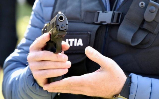 Un poliţist s-a împuşcat în faţă, din greşeală, apoi a sunat la 112 să ceară ajutor