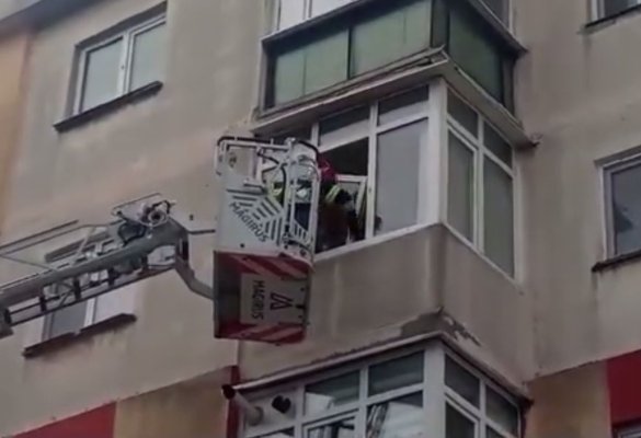 Un copil de 4 ani și-a încuiat părinții afară apoi s-a uitat la desene animate! Video
