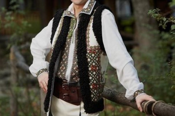 Un cântăreț de muzică populară s-a sinucis în timpul unui apel video cu soția