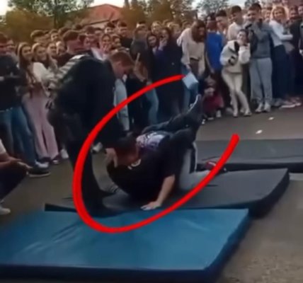 Doi polițiști puși la pământ de un tânăr de 25 de ani, chiar sub privirile elevilor. Video 