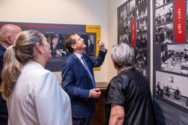 Expoziţie de fotografie care documentează 75 de ani de relaţii diplomatice România - Israel, vernisată în cadrul Art Safari