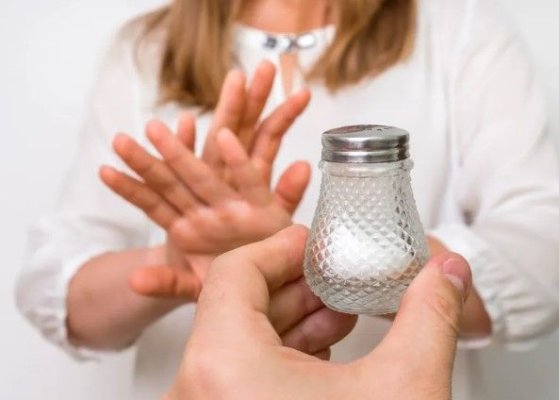 Mâinile îți pot arăta că consumi prea multă sare: La ce trebuie să fii atent