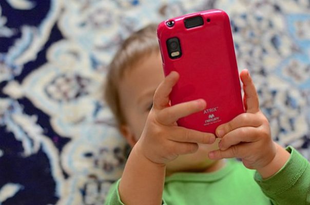Expert în parenting: Până la doi ani, copiii nu ar trebui să aibă acces la ecrane
