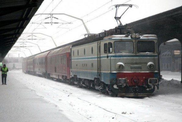 Circulaţie feroviară întreruptă, după ce un tren privat de călători a rupt pantograful și linia de contact în stația Filiași
