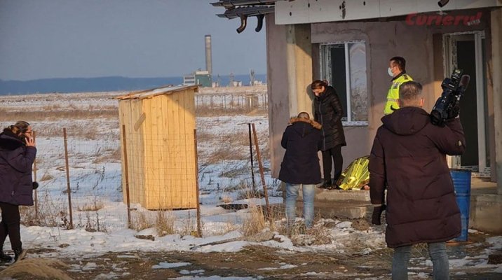 Trei persoane, găsite moarte într-o casă alături de 5 câini morți