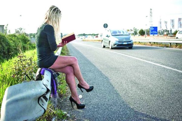 Doi minori au fost arestați după ce au racolat o fată de 13 ani și au obligat-o să se prostitueze 