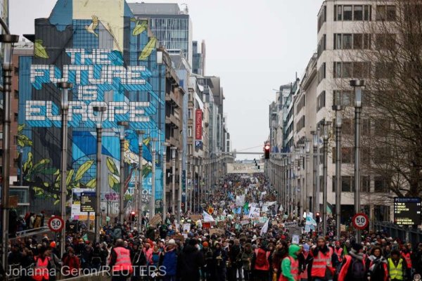  Circa 20.000 de persoane au mărşăluit la Bruxelles pentru a cere măsuri împotriva schimbărilor climatice