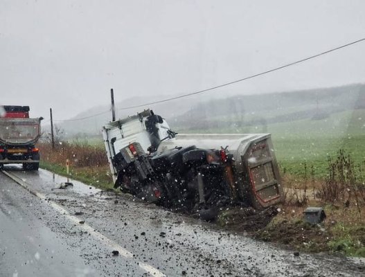 Un camion s-a răsturnat la Crucea!