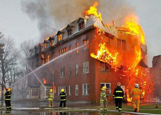 Incendiu puternic la o școală. Au ars centrala termică și magazia de lemne 