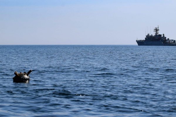 O navă a lovit o mină în Marea Neagră. Doi marinari au fost răniți