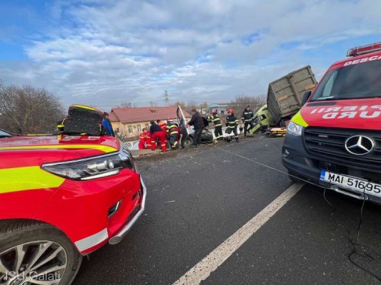 Trafic blocat pe DN 25 în urma unui accident între un autotren şi o autoutilitară