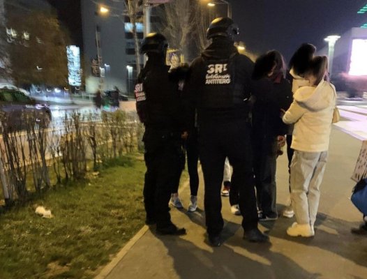 Intervenție a echipelor antitero SRI, la mall Promenada din Bucureşti, după ce un bărbat a amenințat oamenii cu un cuțit
