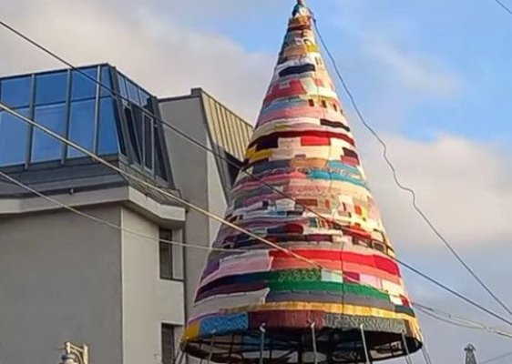 Primăria unui oraș din România a montat un brad din preșuri și pleduri. Video