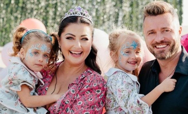 Familia Clonda, jignită după ce Tavi a lansat o piesă de Crăciun cu fiicele sal
