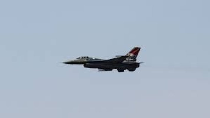 Un avion de luptă american F-16 s-a prăbuşit în Marea Galbenă, pilotul a reușit să se catapulteze