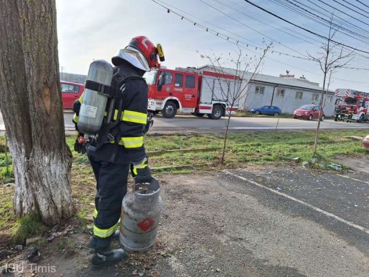 Patru persoane au fost rănite, după explozia unei butelii, într-un bloc