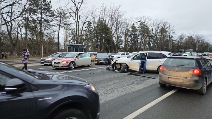 Carambol rutier pe Lăpușneanu. Unul dintre şoferi nu avea permis şi a părăsit locul accidentului