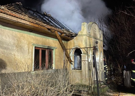 Casă în flăcări, în localitatea Stupina. Pompierii au scos 3 butelii din foc