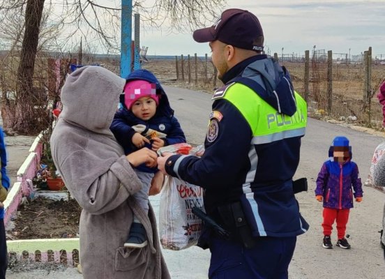 Daruri de sărbători, oferite de polițiștii de la Transporturi, pentru o familie nevoiașă din Palas