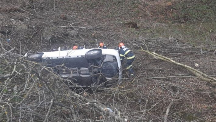 Accident rutier șocant: 4 oameni au căzut cu maşina în prăpastie