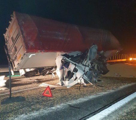 Accident rutier între două TIR-uri, pe A2