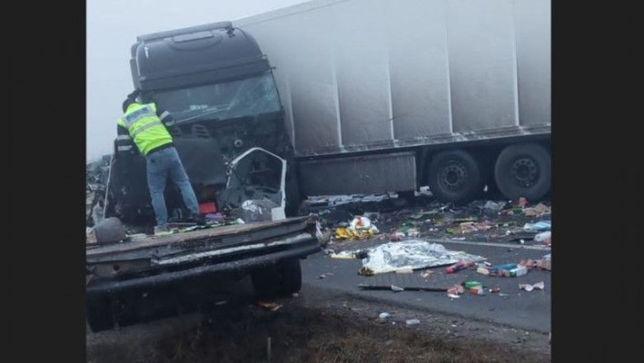 Un tânăr de 21 de ani a murit după ce duba pe care o conducea s-a izbit puternic de două TIR-uri