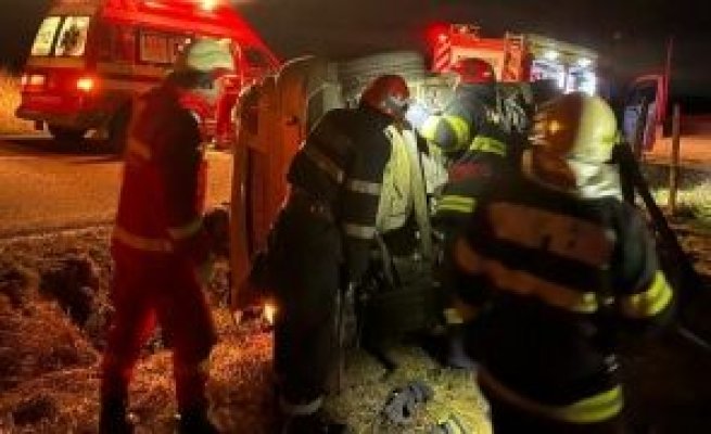 Un tânăr de 19 ani a murit după ce s-a răsturnat cu mașina