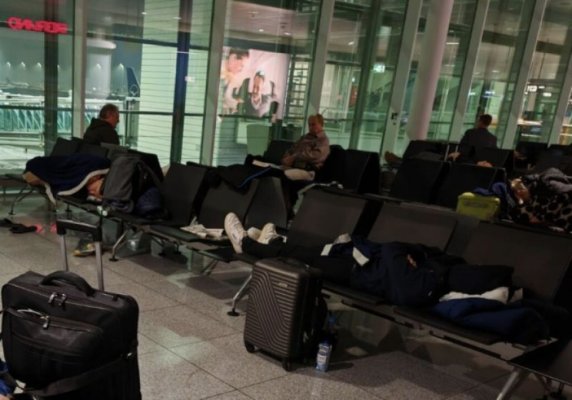 Emil Boc a ratat Ziua Națională: a dormit pe scaune în Aeroportul din Munchen