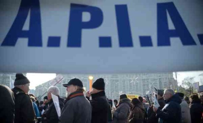 Angajaţii APIA continuă protestele şi pichetează Ministerul Agriculturii