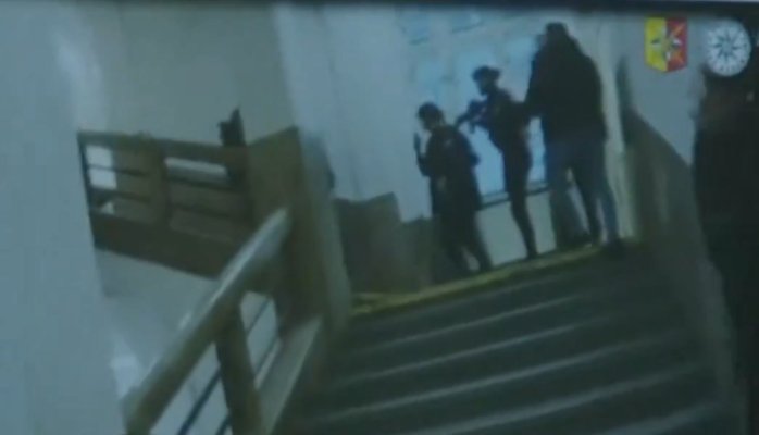 Atacul din Praga: Ucigașul s-a sinucis pe acoperiş, după ce şi-a dat seama că e înconjurat. Video