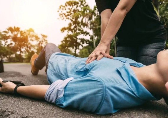Tehnici de prim ajutor: ce trebuie să faci când cineva are un atac de cord